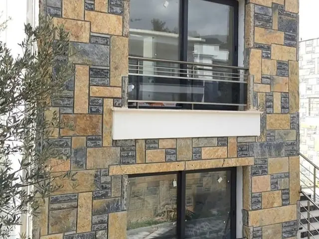 Kayrak taşı ile kaplanmış bina cephesi