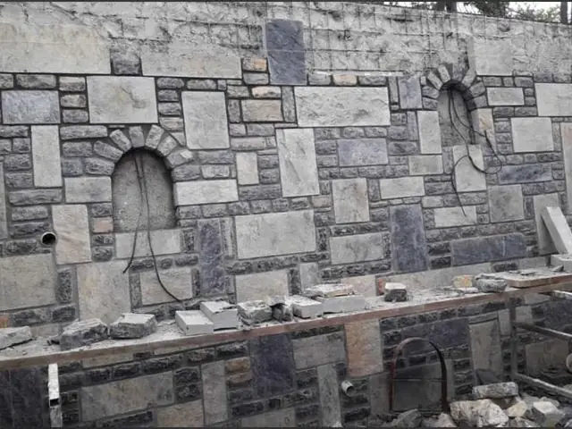 Kayrak taşı duvarda kemerli niş