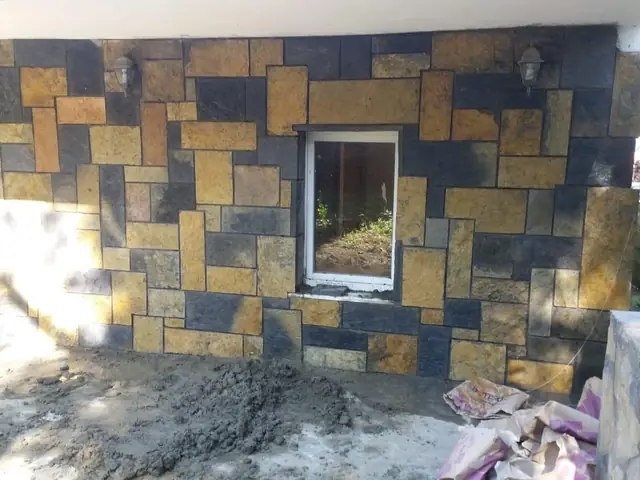 Farklı renk tonlarında kayrak taşı duvar