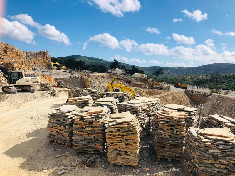 Söztaş ocağında paletlenmiş kayrak taşı stoğu