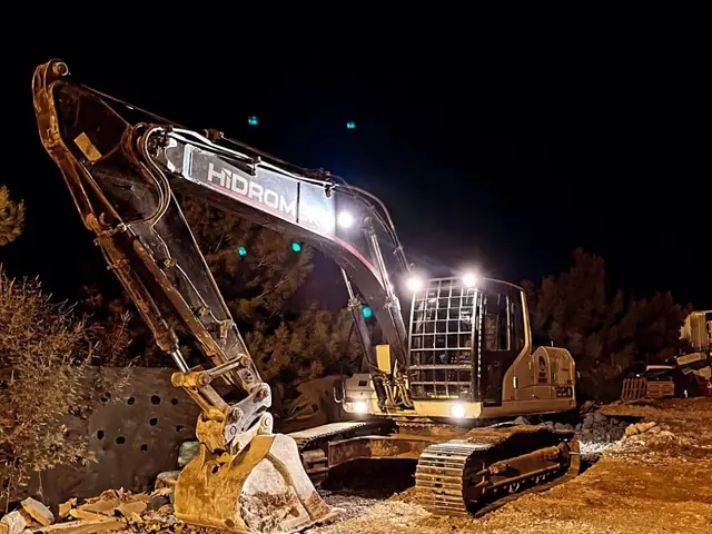Gece çalışan ekskavatör