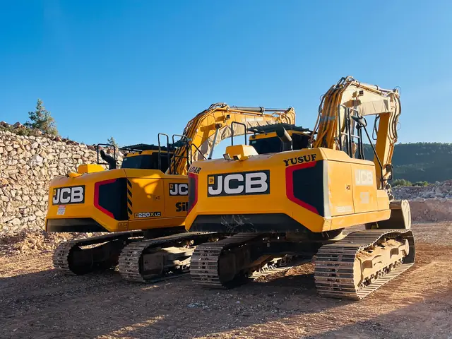 İki JCB ekskavatör sahada