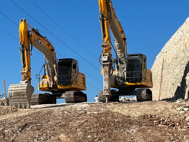 Kaya üzerinde çalışan ekskavatörler