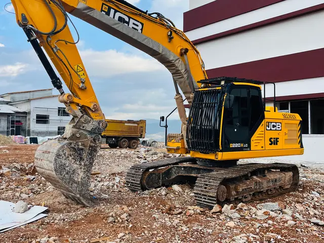 Kırıcı ataşmanlı JCB ekskavatör