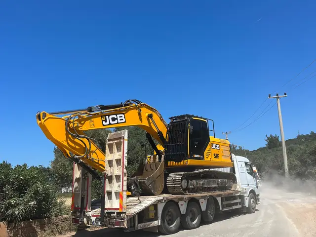 Lowbed ile taşınan iş makineleri