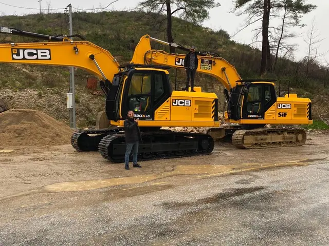 Makine parkındaki JCB ekskavatörler