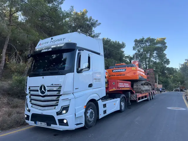 Ekskavatör yüklü lowbed çekici