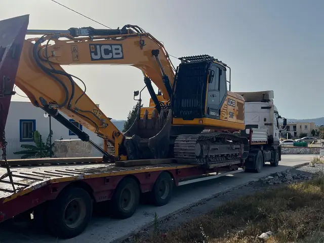 Lowbed üzerine yüklenmiş JCB ekskavatör
