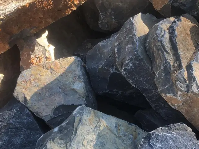 Ocakta ham kayrak taşı blokları