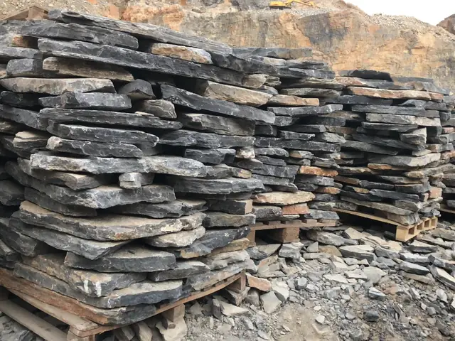 Paletlenmiş kayrak taşı stoğu