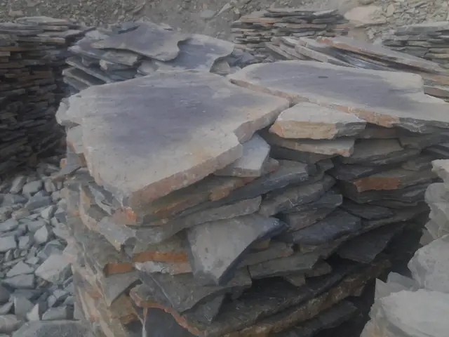 İstiflenmiş kayrak taşı plakaları