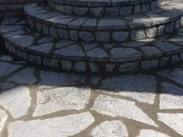 Kayrak taşı merdiven ve zemin döşemesi