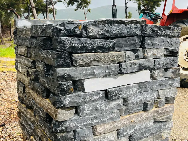 İstiflenmiş siyah kayrak duvar taşı