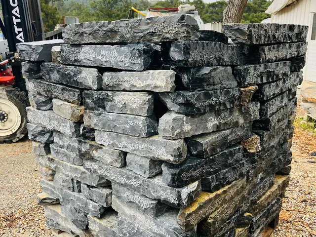 Paletlenmiş siyah kesme kayrak duvar taşı